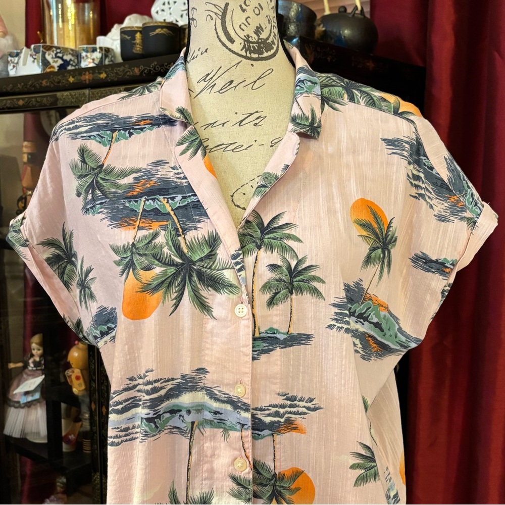 Old Navy Ladies Hawaiian Button Up - Picture 4 of 6